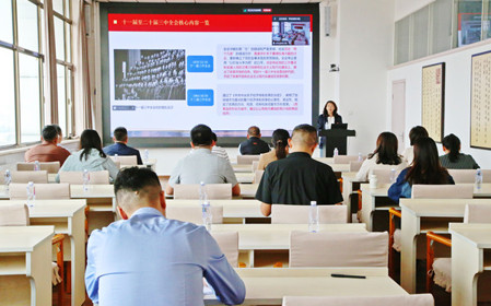 標(biāo)題：呼和浩特分院黨委副書記、工會(huì)主席劉萍講授黨課
瀏覽次數(shù)：1153
發(fā)表時(shí)間：2024-09-27